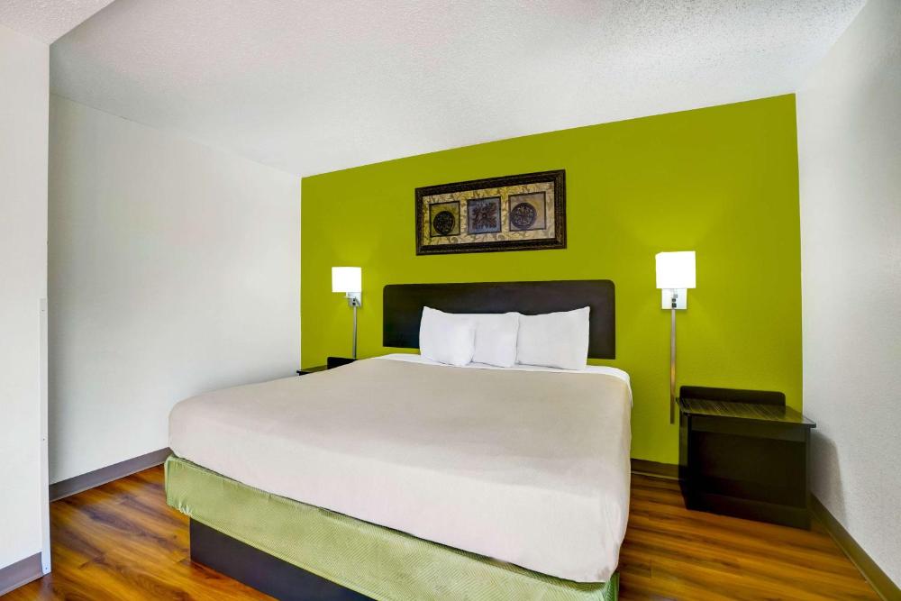 King Room - Non-Smoking interior